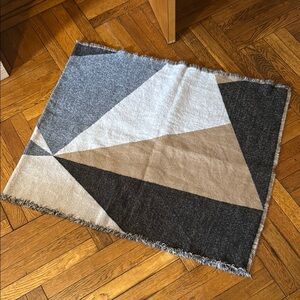 Geometric Patterned Zara Scarf in Gray and Tan